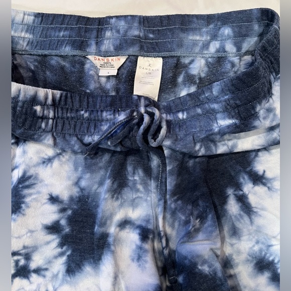 Danskin Tie Dye short Large - Picture 3 of 3